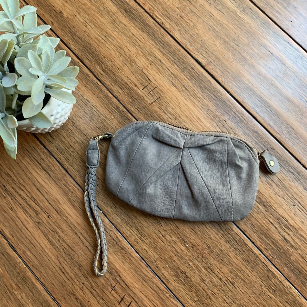 🌿 2/ $22 🌿 Deena and Ozzy Vegan leather clutch